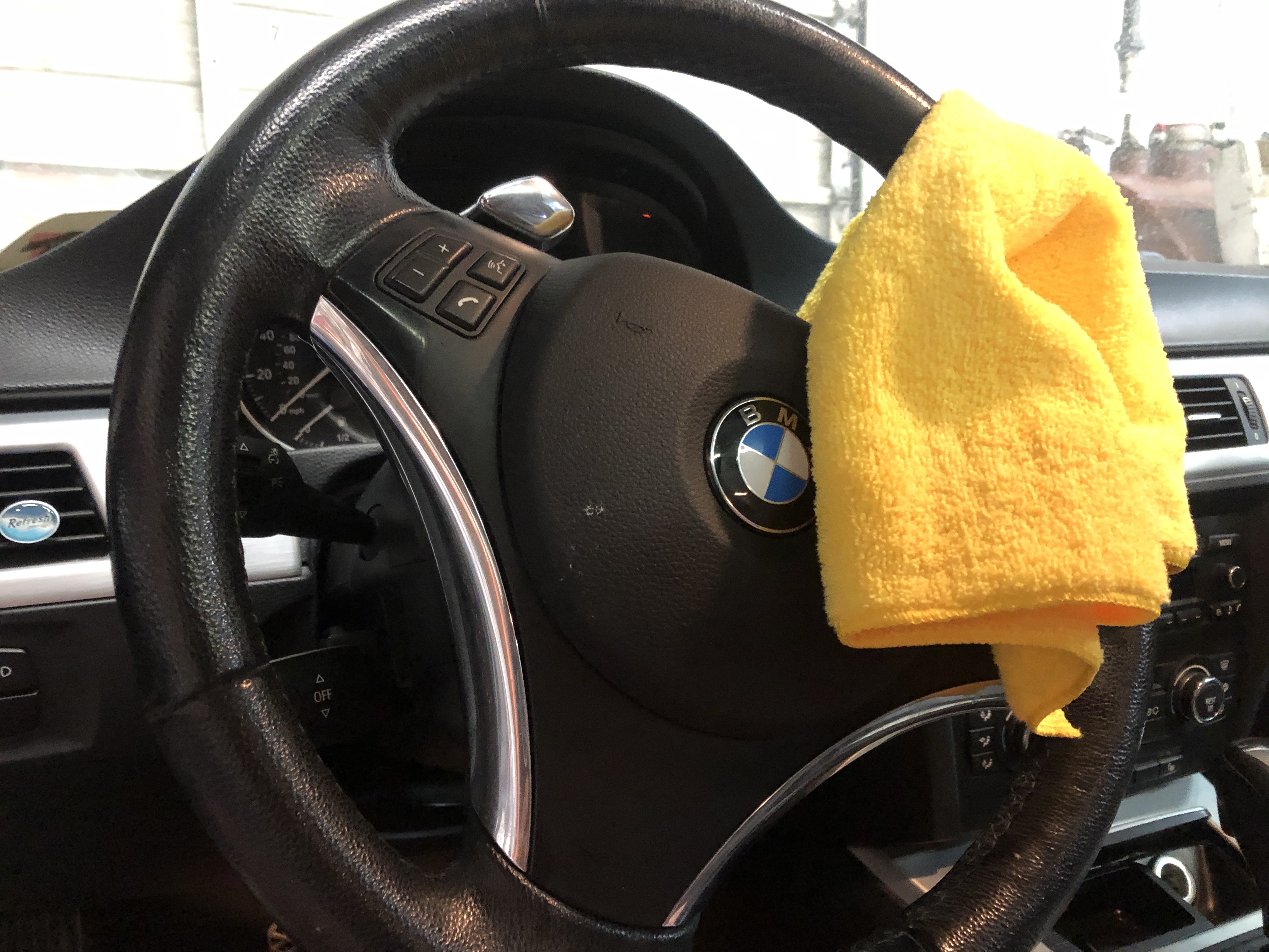 Steering-wheel-cleaning